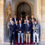 Foto de familia de varios miembros de la Asociación de la Industria Alimentaria de Castilla y León, Vitartis, con su presidente, Santiago Miguel Casado, a la cabeza antes de participar en la reunión de su Junta Directiva.