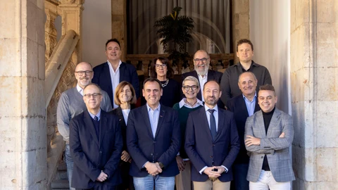 Foto de familia de varios miembros de la Asociación de la Industria Alimentaria de Castilla y León, Vitartis, con su presidente, Santiago Miguel Casado, a la cabeza antes de participar en la reunión de su Junta Directiva.