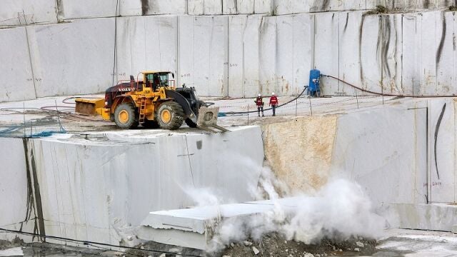 Corte de bloque de granito en la cantera Faro de Lemmar Granite.
