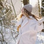 Una mujer toma el sol en la nieve