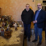 El alcalde de Ponferrada, Marco Morala (C), junto al concejal de Fiestas, Carlos Cortina (D), y el autor del del Belén del zaguán del Ayuntamiento de Ponferrada, Manuel Cachafeiro (I), durante su inauguración