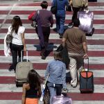 España tuvo en 2023 su segundo mayor saldo migratorio de la última década, con 642.296 más que llegaron a que se fueron