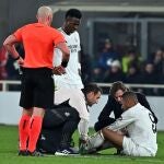 Mbappé es atendido por los doctores en el momento de su lesión en Bérgamo