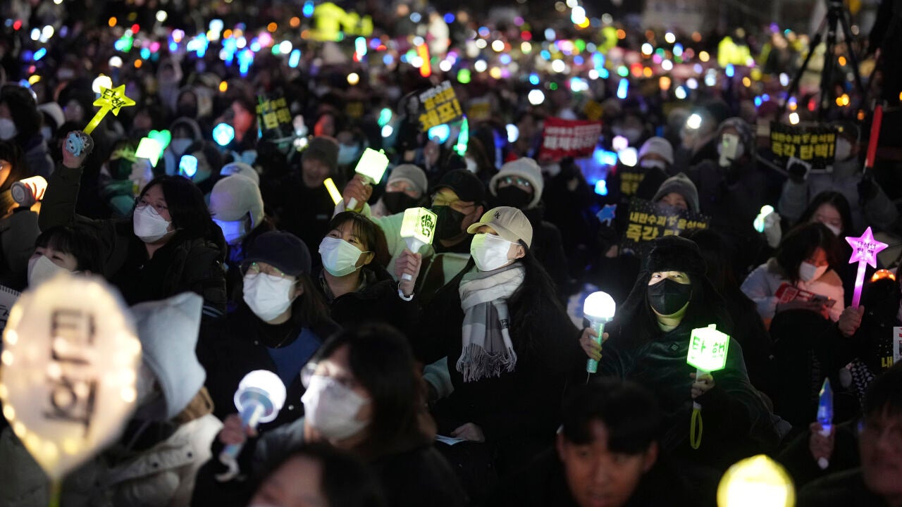 韓国大統領、戒厳令を再び擁護後孤立、土曜日に解任に直面