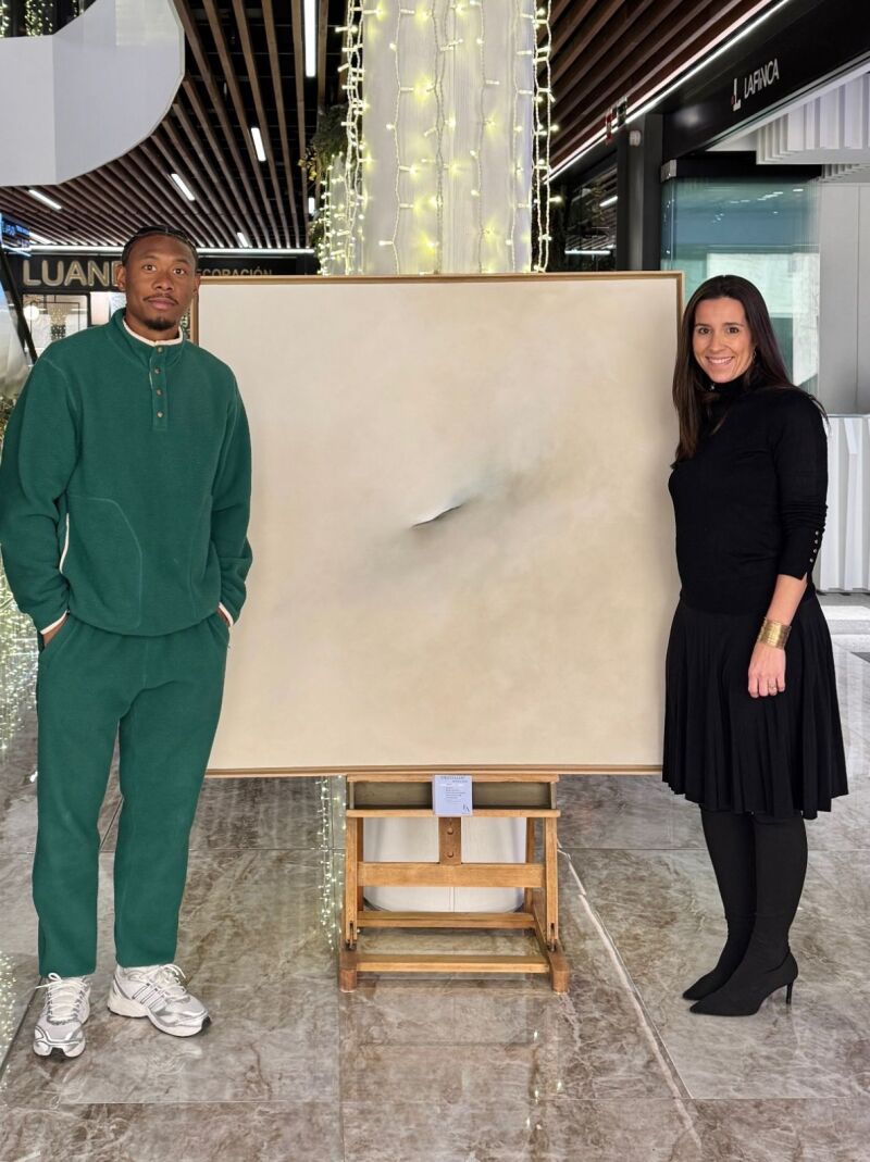 El futbolista David Alaba posa con la obra de Iratxe