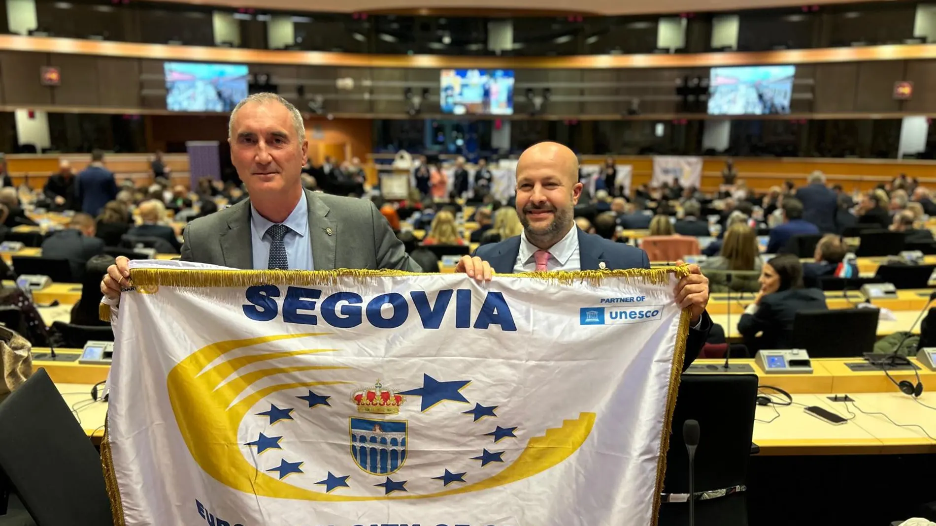 El alcalde de Segovia, José Mazarías, y el concejal de Deportes, Jesús Garrido, reciben en Bruselas la acreditación de Segovia como Ciudad Europea del Deporte