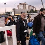 Refugiados sirios regresan a su país a través del paso turco de Kilis