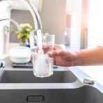 El agua del grifo lleva mucha cal que se acumula en la vajilla y en los electrodomésticos del hogar