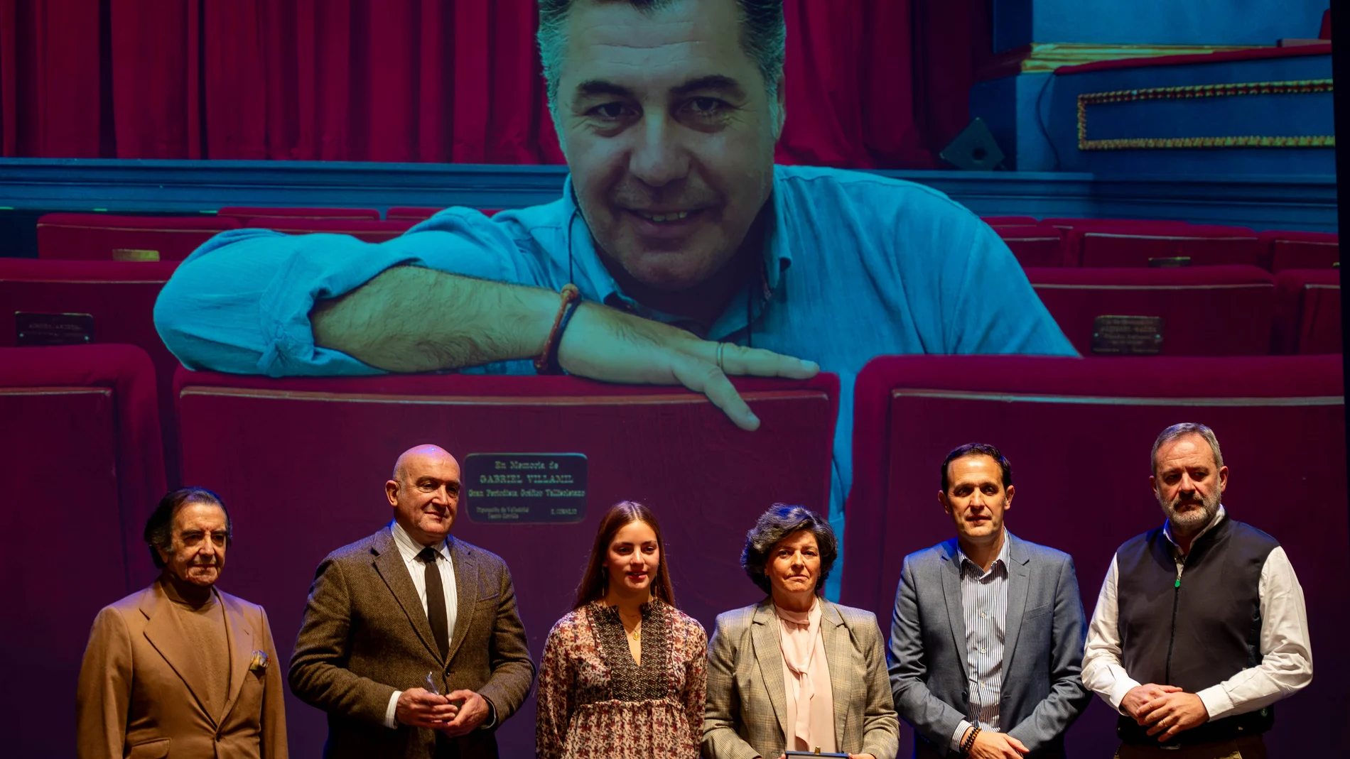 Enrique Cornejo, Jesús Julio Carnero, una de las hijas y la mujer de Gabriel Villamil, Conrado Íscar y Ángel Ortiz, durante el homenaje