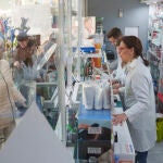 La farmacéutica Begoña Ruiz Ayestarán atiende a un paciente en su oficina ubicada al sur de Madrid
