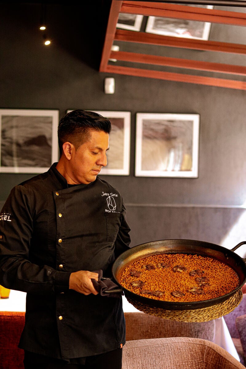 El chef Jairo Soria, con un arroz de Rocacho