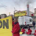 Los activistas, en la entrada al complejo de la Xunta en Santiago de Compostela. 