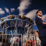 Alejandro Navarro, alcalde de Torrejón de Ardoz, posa el pasado 12 de diciembre en la Plaza Mayor del municipio, ambientada con decoraciones y juegos navideños