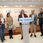 Los parlamentarios nacionales del Partido Popular por Palencia, Milagros Marcos, Jorge Martínez Antolín, María José Ortega y Alfonso Polanco, junto con la presidenta provincial Ángeles Armisén, atienden a los medios de comunicación tras reunirse con los representantes del sindicato CSIF