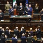 El rey Felipe VI (c), junto al presidente del Senado italiano, Ignazio La Russa (c-i), y el presidente de la Cámara de Diputados italiana, Lorenzo Fontana (c-d), pronuncia un discurso durante su visita a la sede de la Cámara de Diputados de Italia, este miércoles en el Palacio de Montecitorio de Roma. 