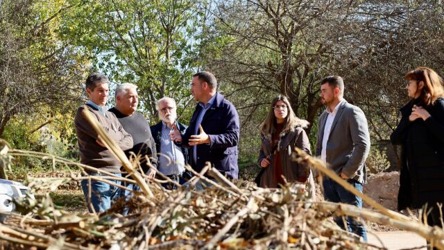 El alcalde de Chelva revisa los daños de la riada en la Ruta del Agua
