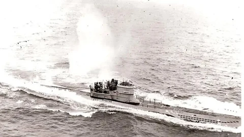 Esta foto estadounidense muestra al submarino alemán U 966 Gut Holz, de 67m de eslora, durante el ataque aéreo del 10 de noviembre de 1943, frente a la localidad gallega de Estaca de Bares, en el noroeste de España