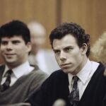 Lyle, left, and Erik Menendez sit with defense attorney Leslie Abramson, right, in the Municipal Court in the Beverly Hills area of Los Angeles, during a hearing, Nov. 26, 1990.