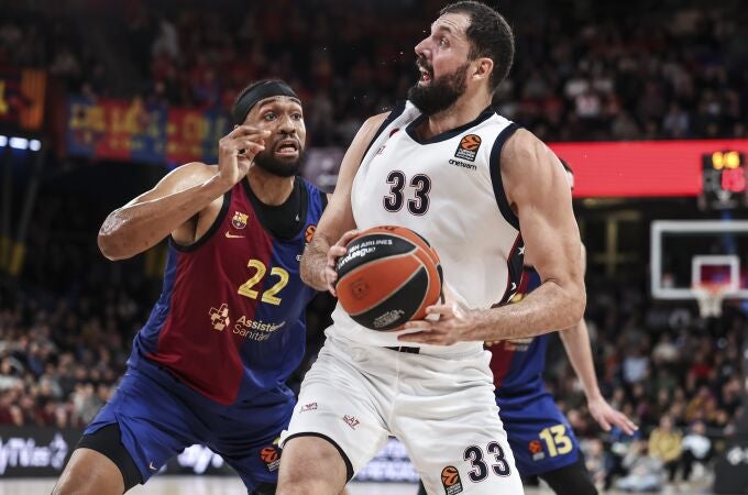 Nikola Mirotic, defendido por Parker en el Palau