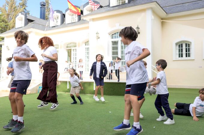 El inglés es el idioma principal de enseñanza en Brewster Schools, aunque el colegio celebra la diversidad lingüística