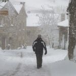 Un hombre camina entre la nieve en Piedrafita, Lugo