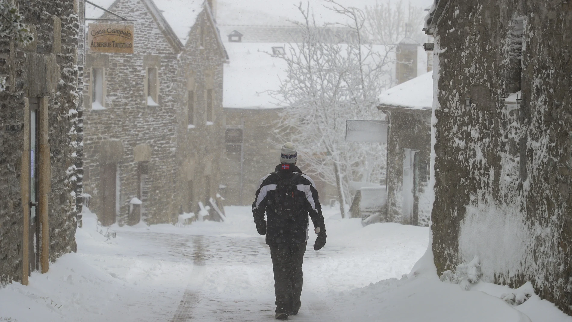 Un hombre camina entre la nieve en Piedrafita, Lugo