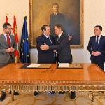 El alcalde de Salamanca, Carlos García Carbayo, suscribe el acuerdo con el presidente de la Cámara de Comercio, Benjamín Crespo
