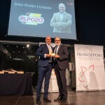 El director de Operaciones de ElPozo Alimentación, Juan Pedro Florido, recibe el premio PronosPorc de manos de Félix Larrosa, alcalde de Lleida y presidente de Mercolleida