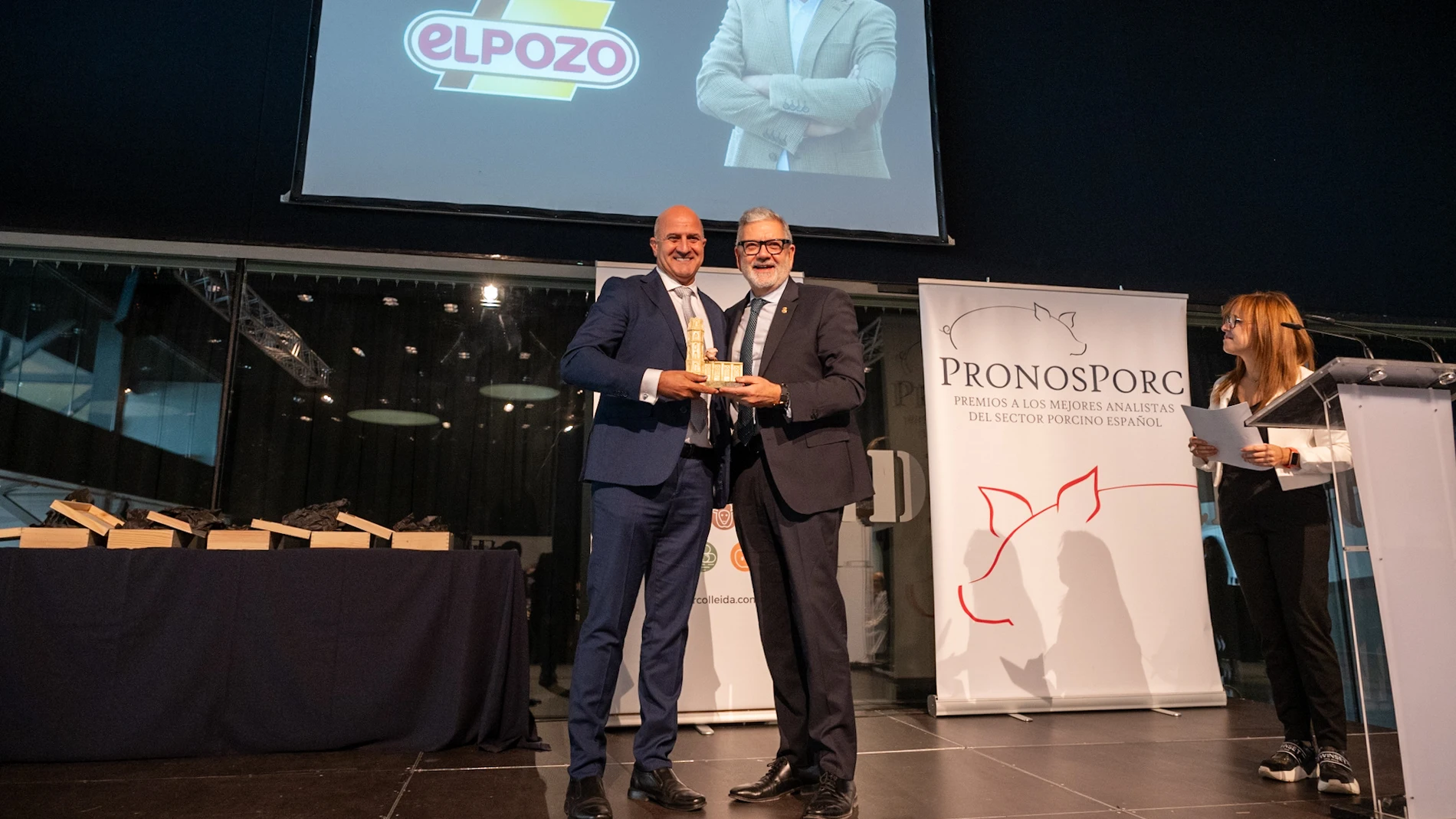 El director de Operaciones de ElPozo Alimentación, Juan Pedro Florido, recibe el premio PronosPorc de manos de Félix Larrosa, alcalde de Lleida y presidente de Mercolleida