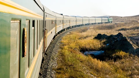 Rusia es de largo el país más grande del mundo por su enorme extensión que abarca parte de Europa y Asia, y una de las formas de cruzar el territorio ruso es con el Tren Transiberiano
