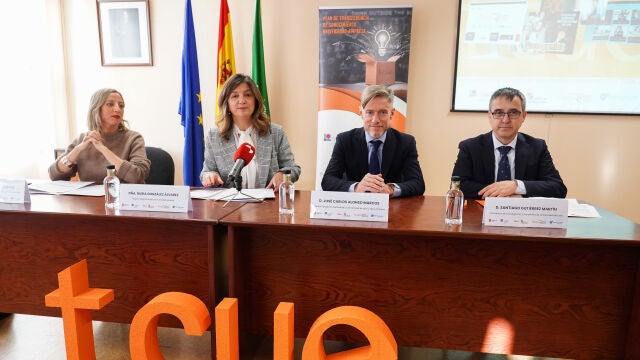 La rectora de la Universidad de León, Nuria González, y la directora de Universidades e Investigación de la Junta de Castilla y León, Blanca Ares, presentan los resultados de las convocatorias TCUE2024. Junto a ellas, el director de la Fundación General de la Universidad de León y de la Empresa, José Carlos Alonso (2D) y el vicerrector de Investigación y Transferencia de la ULE, Santiago Gutiérrez (D)