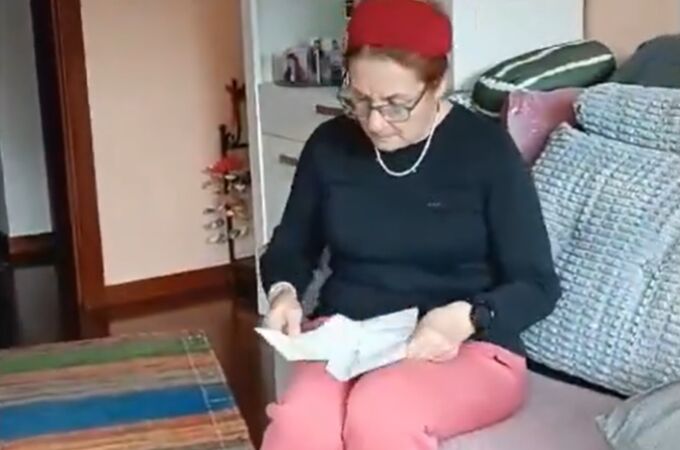 Pilar observando la carta que recibió