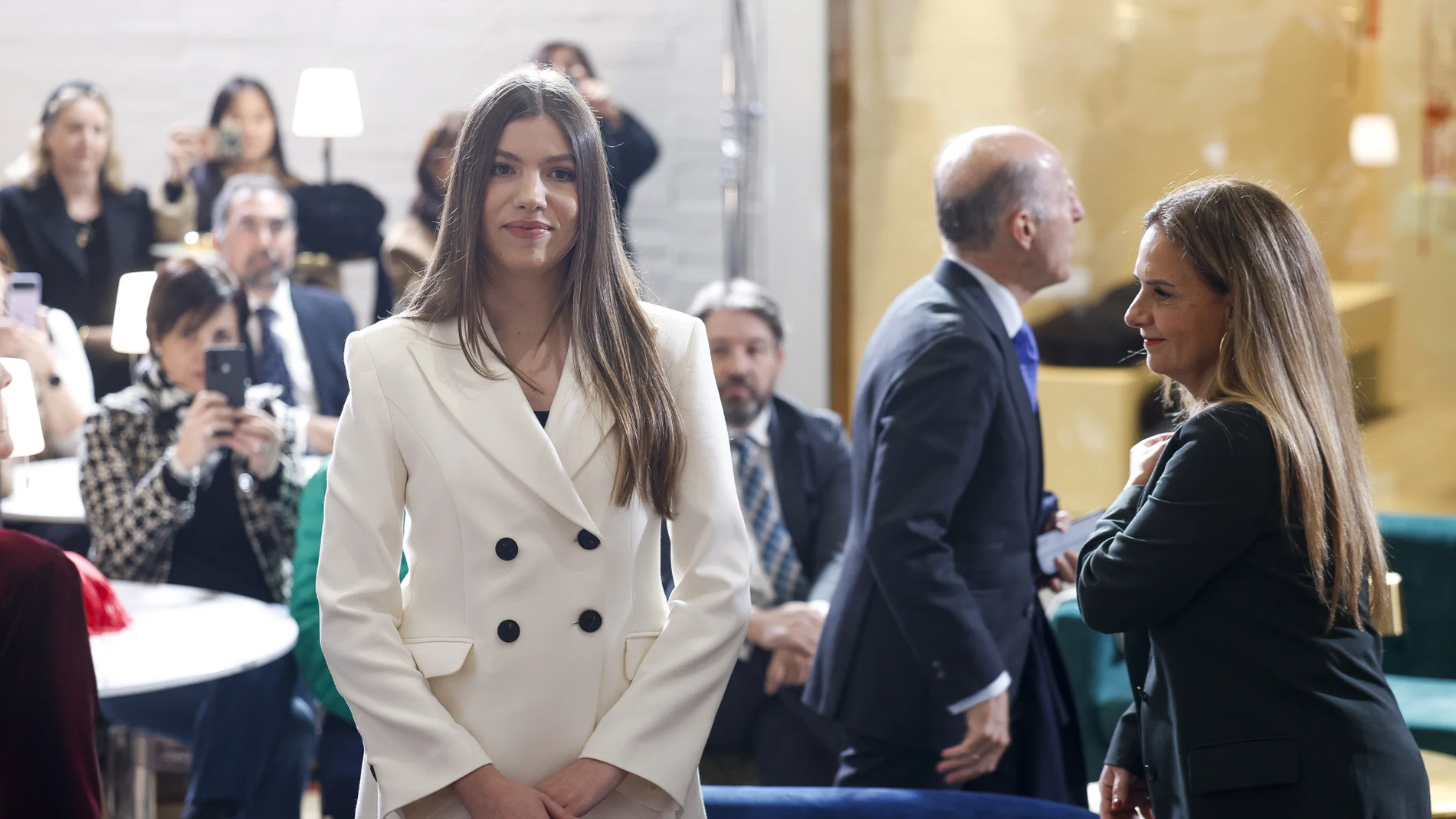 La Infanta Sofía se viste de Letizia con traje blanco de lo más elegante en su primer acto en solitario