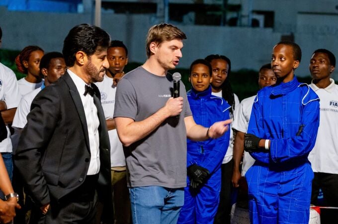 Max Verstappen, en Ruanda cumpliendo servicios sociales