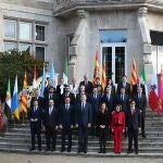 El presidente del Gobierno, Pedro Sánchez y el Rey, Felipe VI, en el centro de la imagen durante la foto de familia a su llegada a la XXVII Conferencia de Presidentes, en el Palacio de la Magdalena, a 13 de diciembre de 2024, en Santander, Cantabria (España).