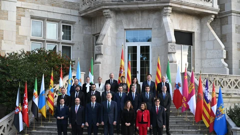El presidente del Gobierno, Pedro Sánchez y el Rey, Felipe VI, en el centro de la imagen durante la foto de familia a su llegada a la XXVII Conferencia de Presidentes, en el Palacio de la Magdalena, a 13 de diciembre de 2024, en Santander, Cantabria (España).