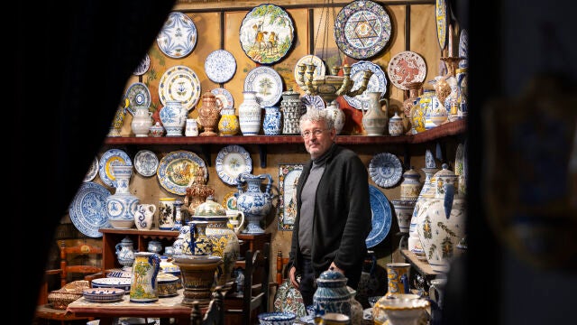 Jose Senespleda, dueño de Antigua Casa Talavera, retratado el pasado 13 de diciembre en su tienda de la calle Isabel la Católica