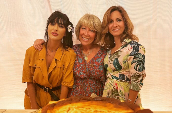 Cristina Orta, Pilar Molina y Marta Orta posan junto al producto estrella de su negocio: la tarta de queso