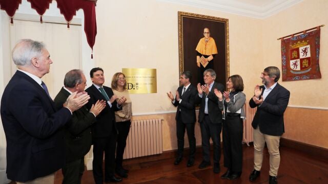 El consejero de Economía y Hacienda y portavoz de la Junta, Carlos Fernández Carriedo(I), asiste al homenaje al economista Enrique Fuentes Quintana con motivo del centenario de su nacimiento, en la imagen descubrimiento de una placa en el salón de plenos del Ayuntamiento, a la derecha la familia del economista