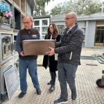 Tres de los bisnietos del escritor y humanista depositan uno de los féretros de Rafael Altamira y su esposa en el nicho familiar de Rafael Altamira
