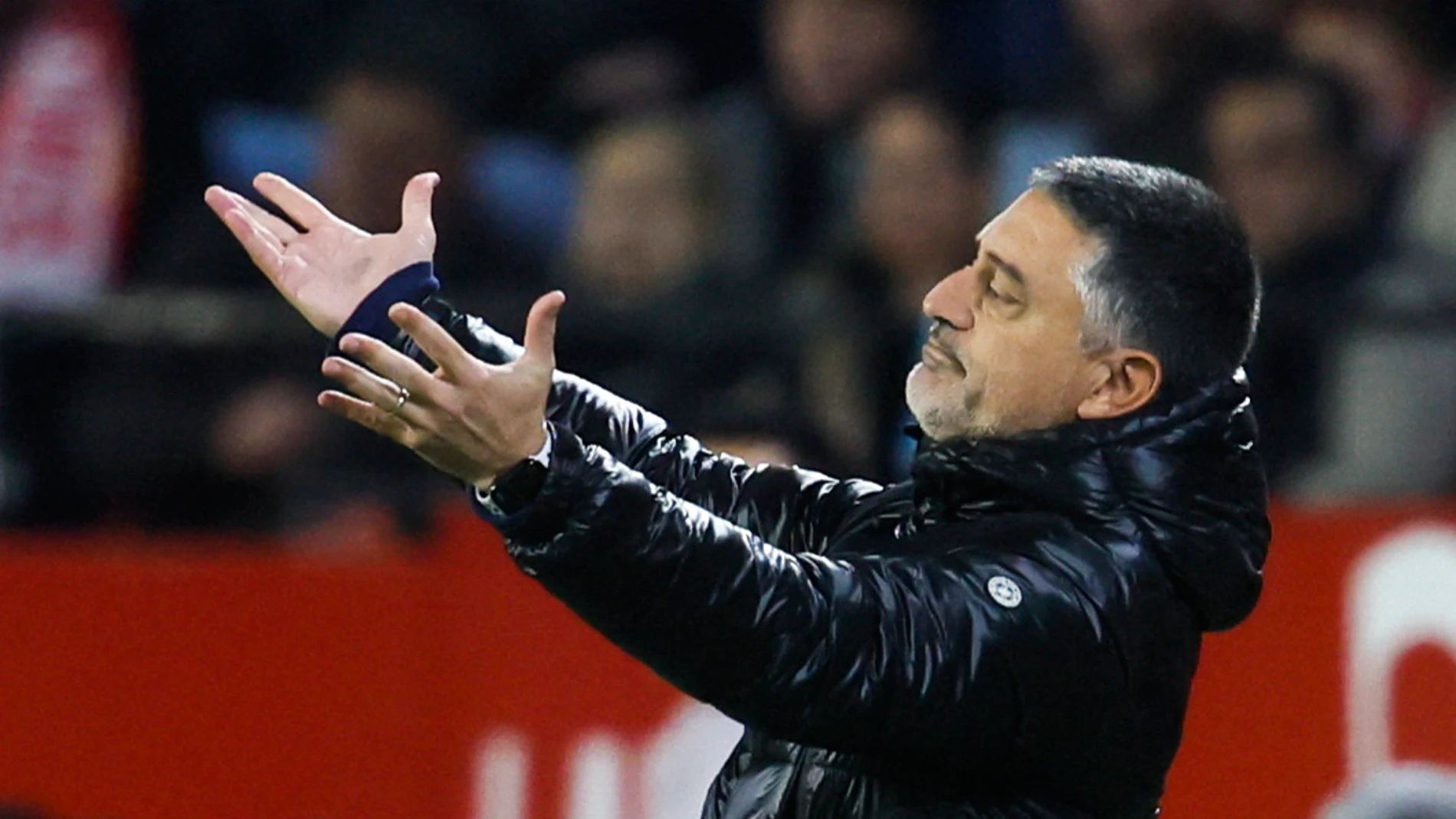 Sevilla, 14/12/2024.- El entrenador del Sevilla, García Pimienta, durante el encuentro correspondiente a la jornada 17 de Laliga EA Sports que disputan hoy sábado Sevilla y Celta en el estadio Sánchez-Pizjuán de Sevilla. EFE/José Manuel Vidal.
