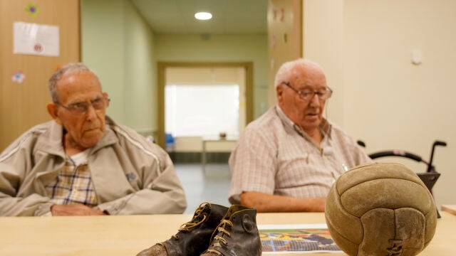 Taller de personas mayores para ejercitar los recuerdos a través del fútbol, en la residencia Domus de Arroyo de la Encomienda (Valladolid)