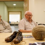 Taller de personas mayores para ejercitar los recuerdos a través del fútbol, en la residencia Domus de Arroyo de la Encomienda (Valladolid)