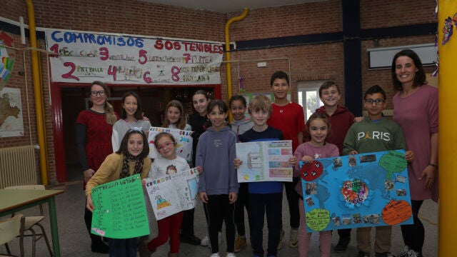 El CEIP San José de Baltanás(Palencia) participa en le progrma de escuelas sostenibles con reciclaje, huertos, y otras activades relacionadas con la sostenibilidad, en la imagen las profesoras de Primaria ,Sonia Rodríguez (I) y María Alba(D) junto a algunos de los alumnos participantes en las actividades