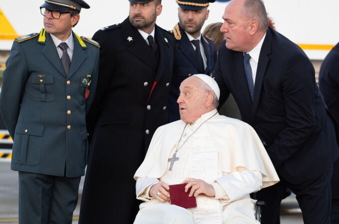 Pope Francis departs on first papal visit to Corsica