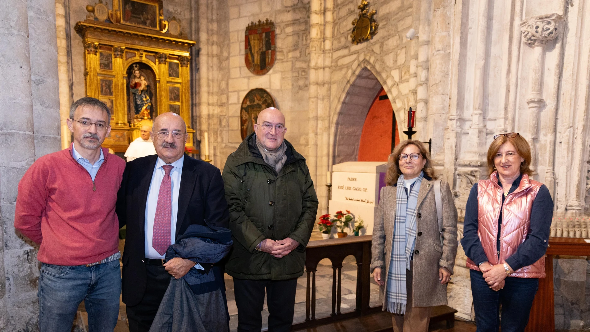 El dominico José Luis Gago y el carmelita Teófanes Egido tendrán su nombre reflejado en un lugar cercano a San Pablo y San Benito respectivamente. En la imagen el alcalde de Valladolid Jesús Julio Carnero junto a sus familiares