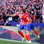 Sorloth y Barrios celebran el gol del Atlético ante el Getafe