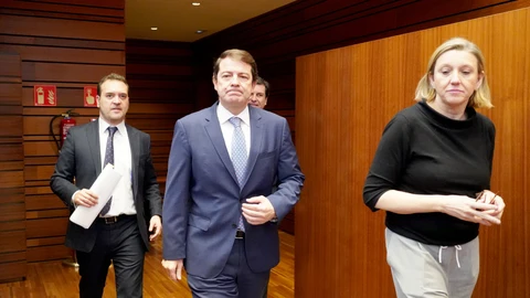 El presidente Alfonso Fernández Mañueco en el último pleno junto a la vicepresidenta Isabel Blanco y el portavoz Ricardo Gavilanes