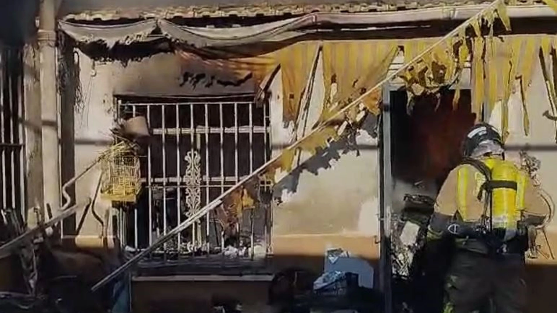 Imagen de la vivienda en donde se ha registrado el incendio REMITIDA / HANDOUT por BOMBEROS CEIS Fotografía remitida a medios de comunicación exclusivamente para ilustrar la noticia a la que hace referencia la imagen, y citando la procedencia de la imagen en la firma 15/12/2024