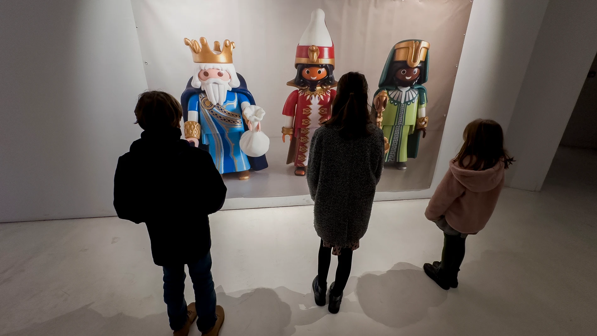 Varias personas visitan la mayor exposición de Playmobil hecha hasta el momento en España,